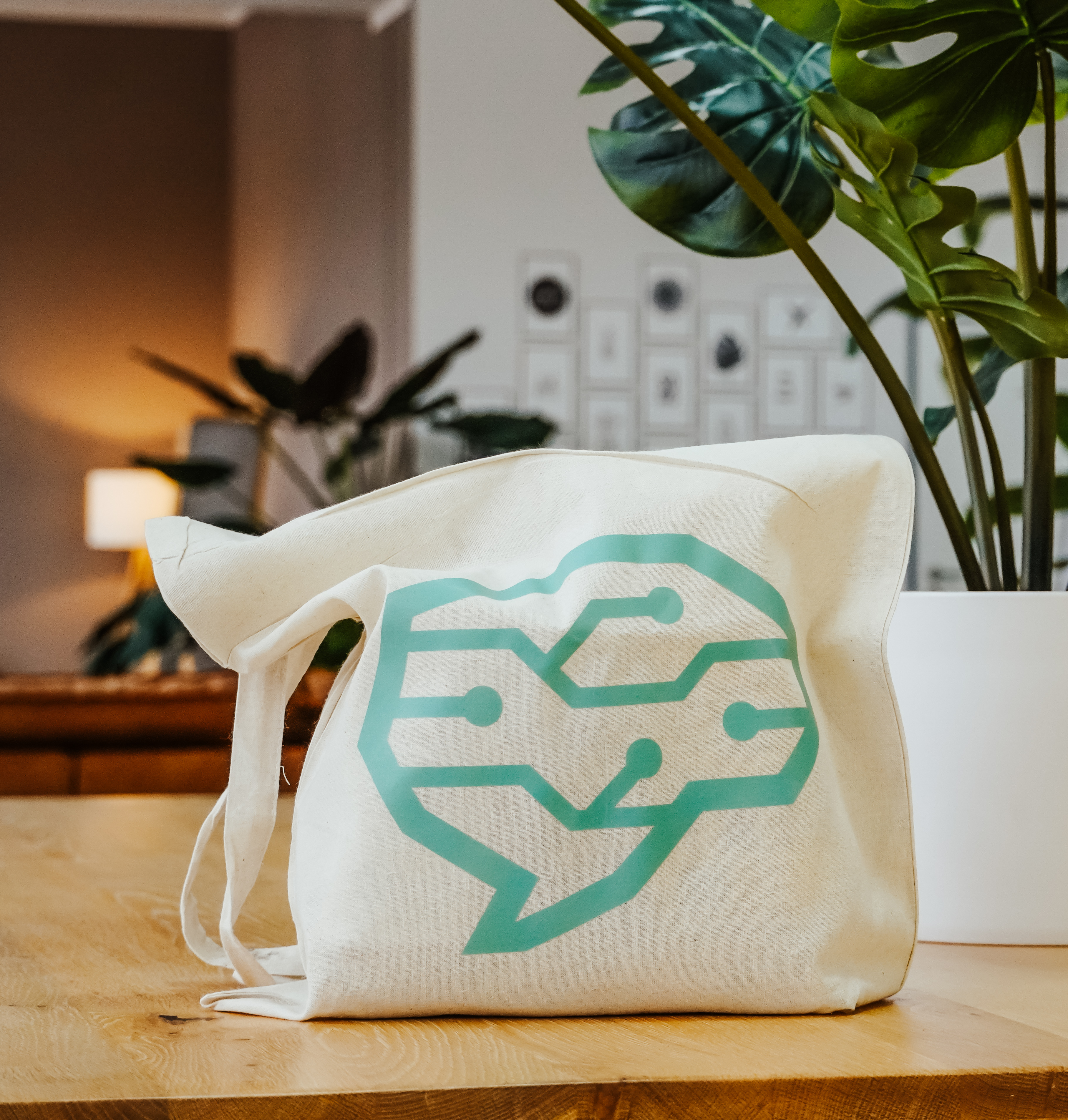 Eine Tasche mit dem Logo von Deepnetic in einem modernen Büro.