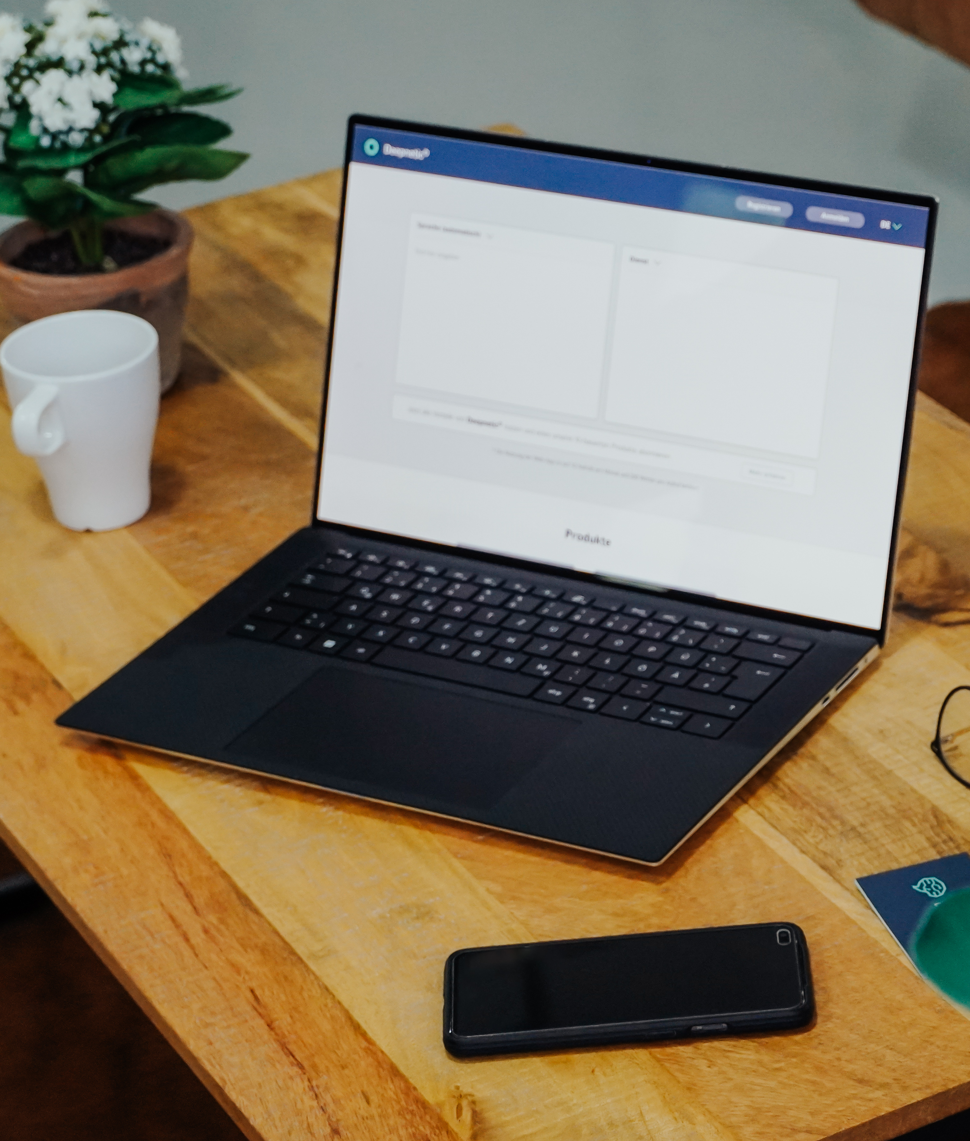 Ein Laptop auf einem modernen Schreibtisch, auf dem Deepnetic Social geöffnet ist.