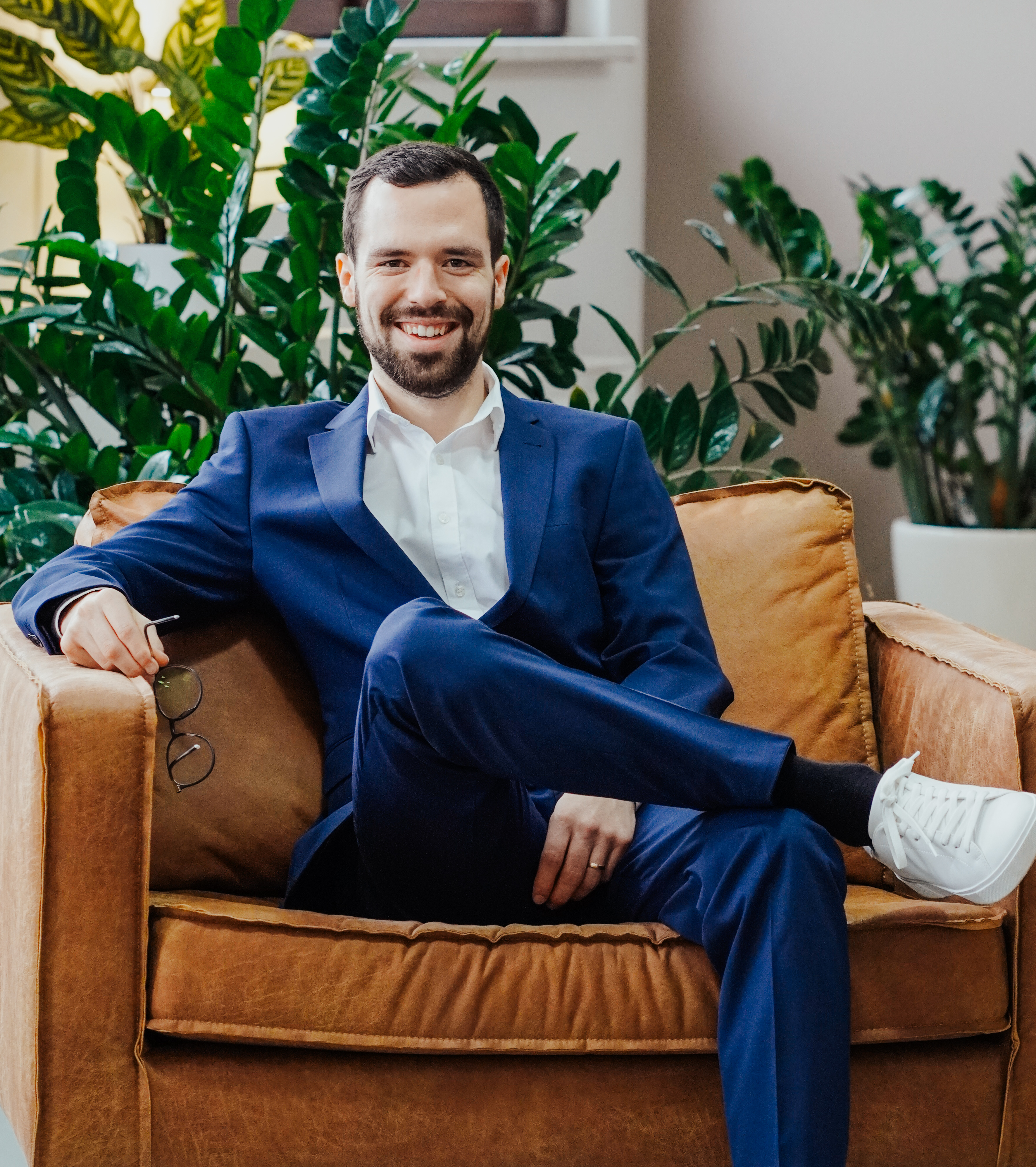 Daniel Vogel, Gründer & Geschäftsführer von Deepnetic, freundlich in einem Büro.